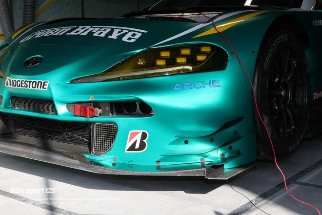 最下段が少し上にオフセットされた埼玉トヨペットGB GR Supra GTのフロントカナード