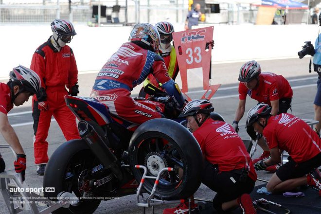 Team HRC with 日本郵便のピット作業／2023鈴鹿8耐 テスト