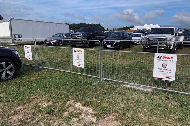 IMSAのスゴいところは、優勝すると次のレースで『一番いい駐車スペース』がもらえるんです。ちょっと見えにくいですが、『RACE WINNERS #25 BMW M TEAM RLL』って書かれてリザーブされています。これは気分がいいですね！