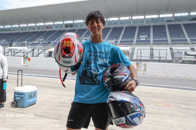 ヘルメットを持つ村瀬健琉（HAMAMATSU TEAM TITAN）／2023鈴鹿8耐 車検日