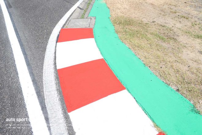 2023鈴鹿8耐の前に塗られた縁石