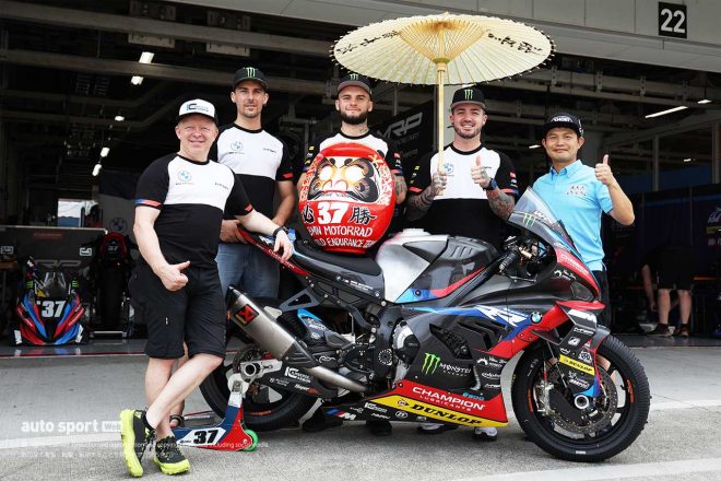 ダルマと和傘と写真を撮るBMW MOTORRAD WORLD ENDURANCE TEAM