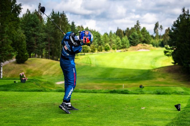レーシングスーツ＋ヘルメット姿のままナイスショット？　Mスポーツ・フォードWRTのピエール-ルイ・ルーベ　2023年WRC第9戦ラリー・フィンランド