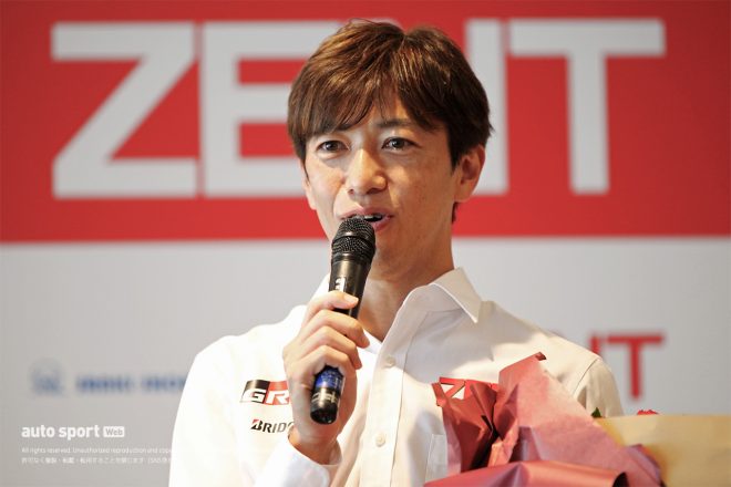 記者会見でコメントする立川祐路（ZENT CERUMO GR Supra）