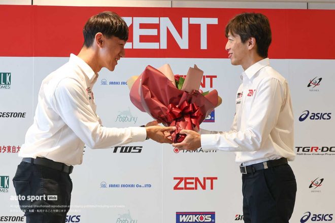 憧れの存在であり、長年のチームメイトである石浦宏明から花束を贈呈された立川祐路。ふたりとも照れている様子をみせた