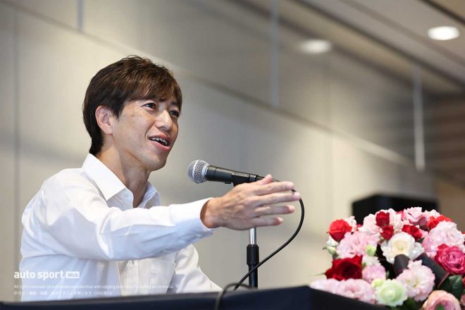 会場に駆けつけた石浦宏明に対して「まだ間に合うよ」と改めて誘う立川祐路