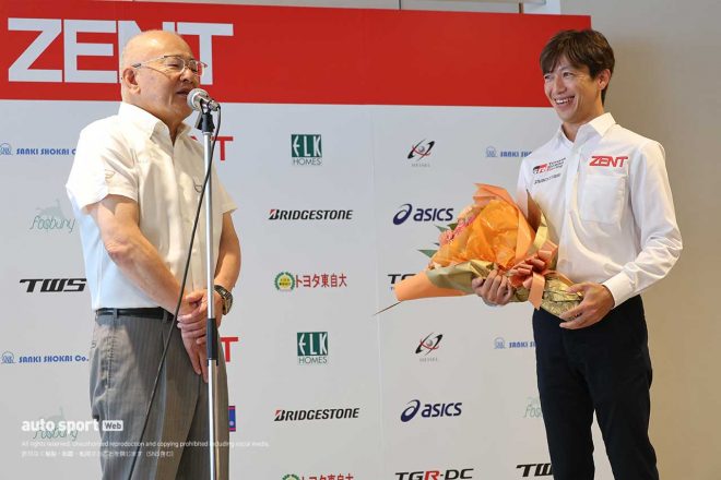 GTA坂東正明代表からの言葉に笑顔をみせる立川祐路