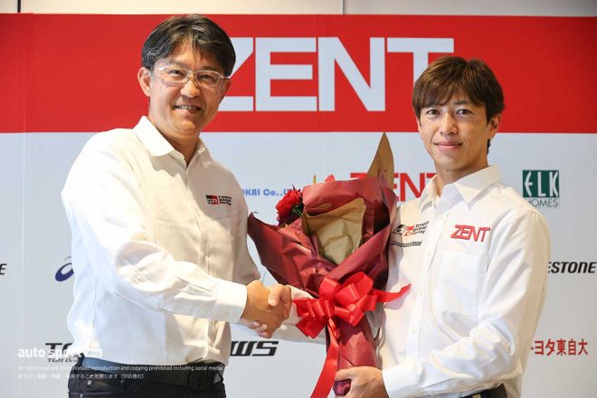 トヨタ自動車の佐藤恒治社長から花束を贈呈された立川祐路