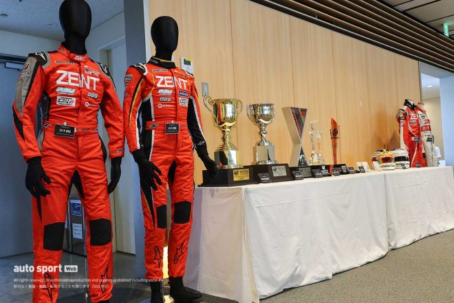 会場には立川祐路が着用したレーシングスーツやヘルメット、トロフィーなども置かれた