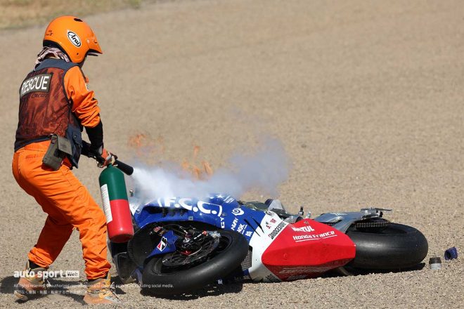 炎上するF.C.C. TSR Honda Franceのマシン／2023鈴鹿8耐 予選1回目