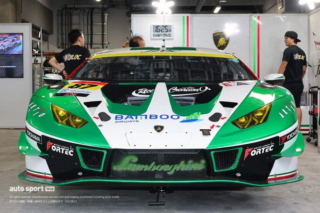 旧型となるエボ（87号車）のフロントまわり