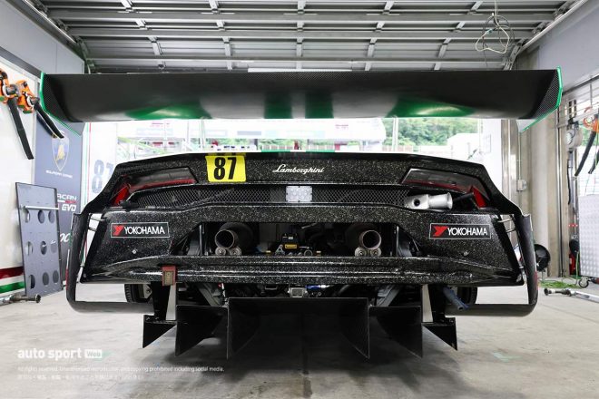 旧型となるエボ（87号車）のリヤまわり