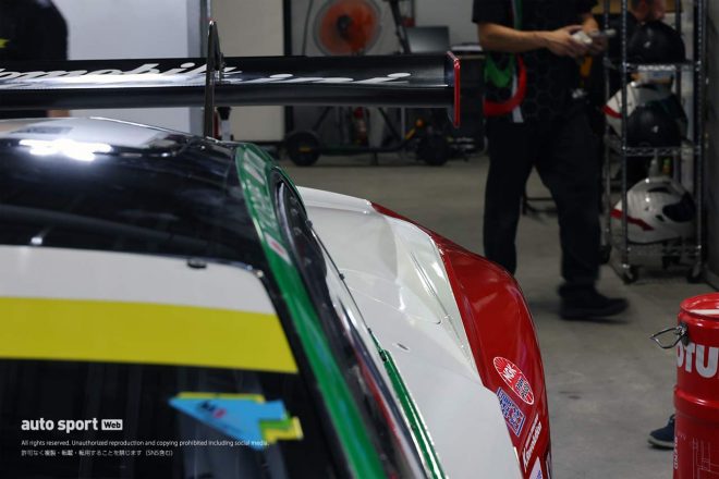 エボ2のマシンサイド部。旧型ではこの位置にあったエアインテークがルーフ上に移動したため、スッキリとした造形に