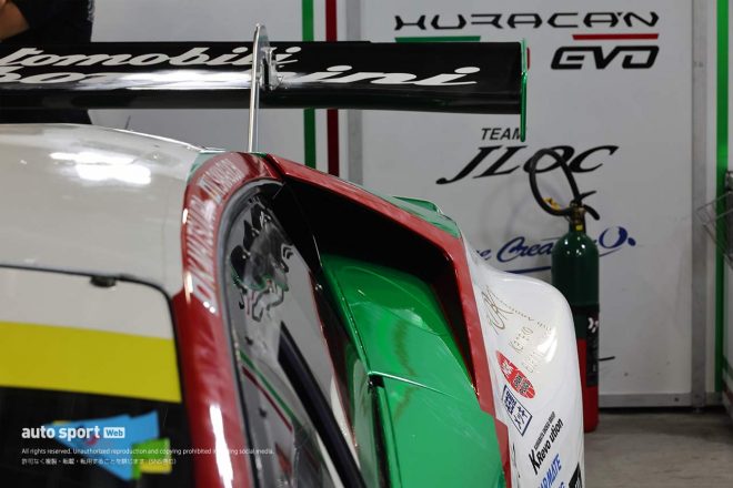 旧型となるエボ（87号車）のマシンサイド部