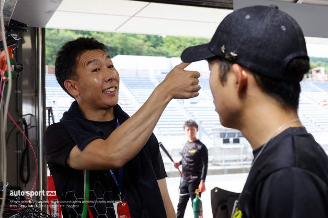 コンビを組む元嶋佑弥と話す小暮卓史　2023スーパーGT第4戦富士