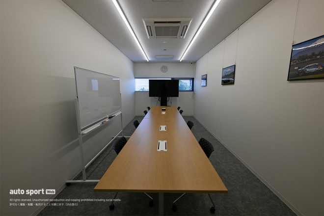 シェイドレーシングFUJIファクトリーの会議室