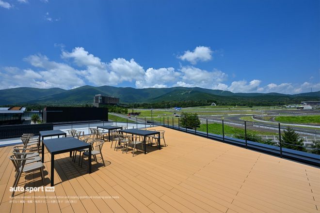 シェイドレーシングFUJIファクトリーの屋上にはセクター3を見渡せるテラス席も。今後どう活用するかは検討するとのこと。