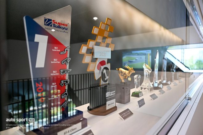 これまでシェイドレーシングが獲得したトロフィーが展示される。