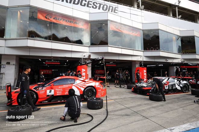 2023スーパーGT第4戦富士　ピット練習を行う8号車ARTA MUGEN NSX-GTと16号車ARTA MUGEN NSX-GT