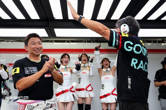 2023スーパーGT第4戦富士　谷口信輝のポールポジション獲得を喜ぶ片岡龍也と安藝貴範代表とレーシングミクサポーターズ