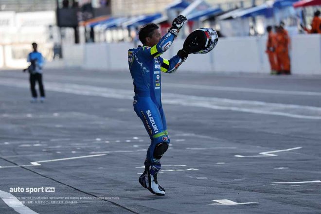 2023鈴鹿8耐：トップ10トライアルを走り終え、観客に手を振る津田拓也（AutoRace Ube Racing Team）