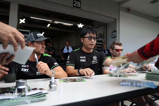 2023鈴鹿8耐：ピットウォークでのTeam Kawasaki Webike Trickstar