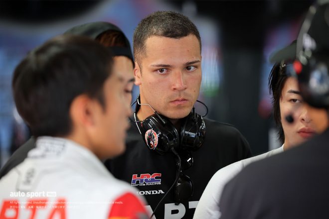 2023スーパーGT第4戦富士　8号車ARTA MUGEN NSX-GTのミーティングで野尻智紀の話を聞く木村偉織