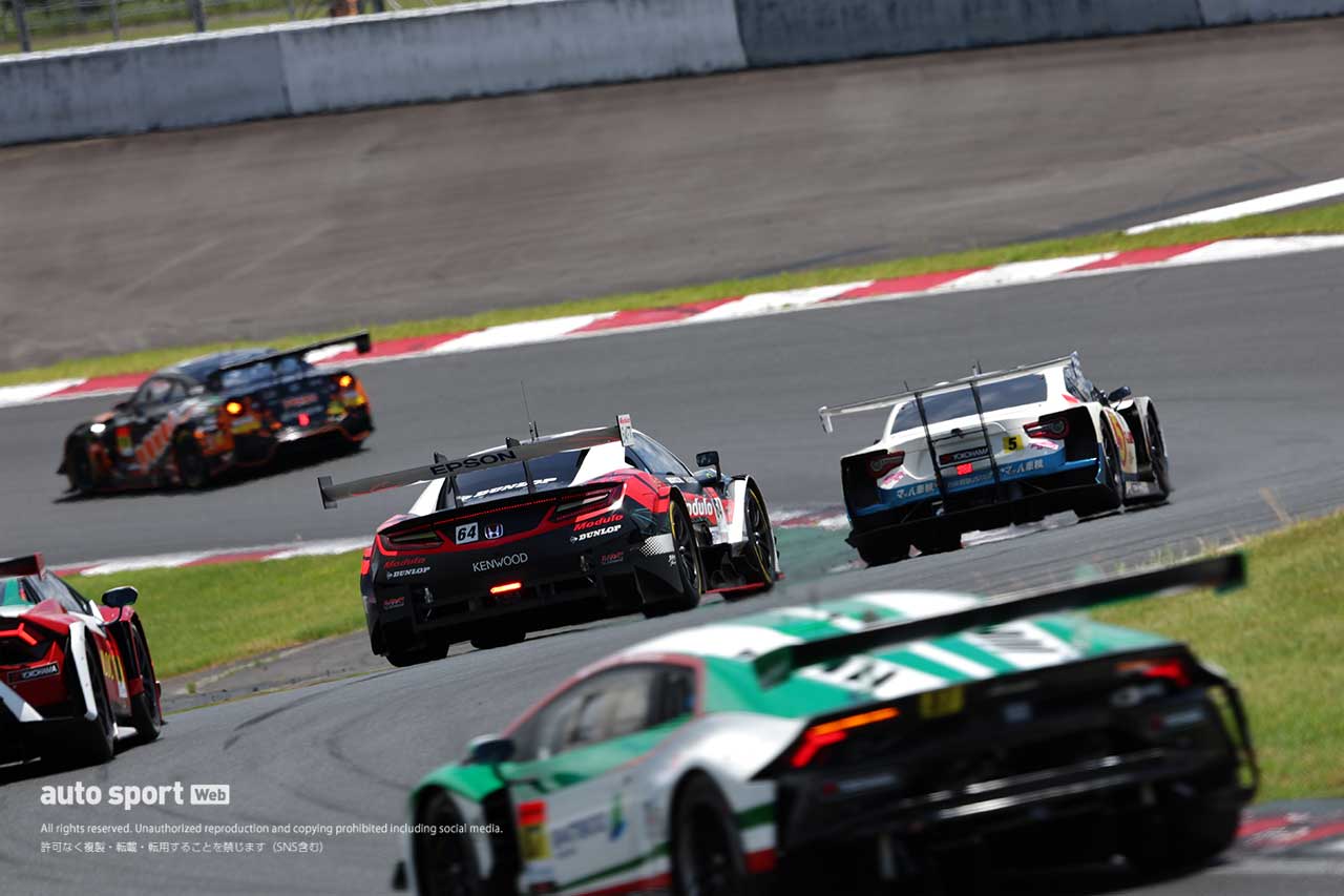 2023スーパーGT第4戦富士　公式練習で走行を重ねるマシンたち