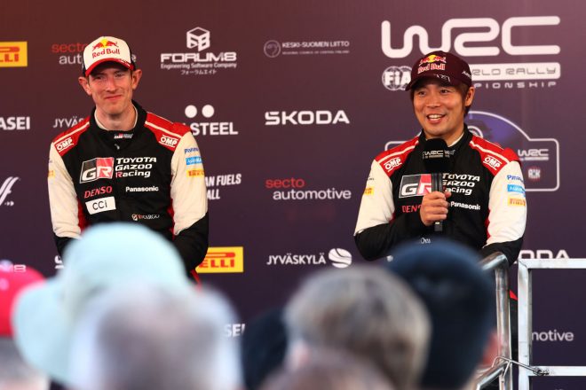 総合首位のエルフィン・エバンス（左）と総合3番手につけている勝田貴元（右）　2023年WRC第9戦ラリー・フィンランド