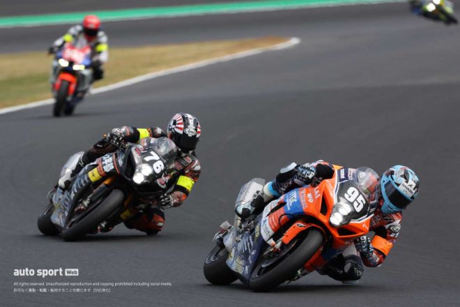 2023鈴鹿8耐：表彰台争いをしているS-PULSE DREAM RACING-ITEC、AutoRace Ube Racing Team