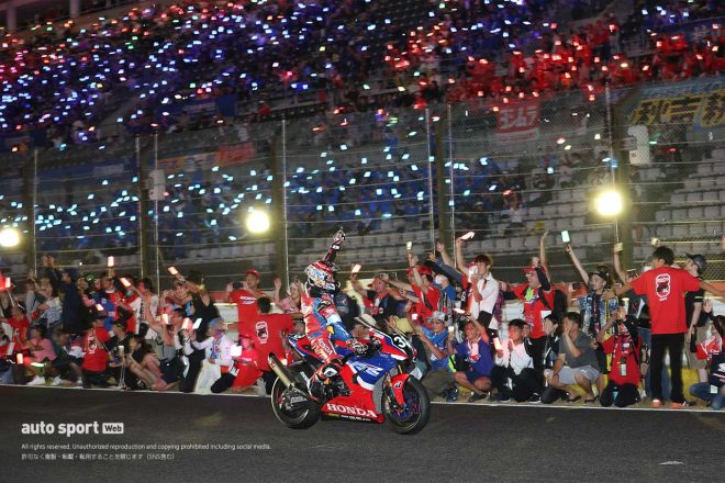 2023鈴鹿8耐：トップでチェッカーを受けた長島哲太（Team HRC with Japan Post）