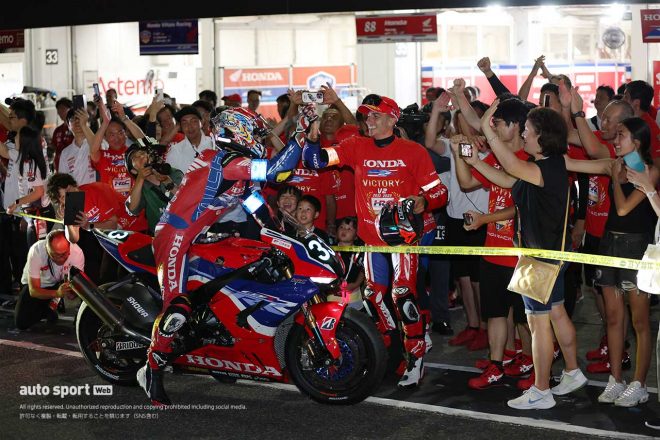 2023鈴鹿8耐：トップでチェッカーを受けた長島哲太（Team HRC with Japan Post）