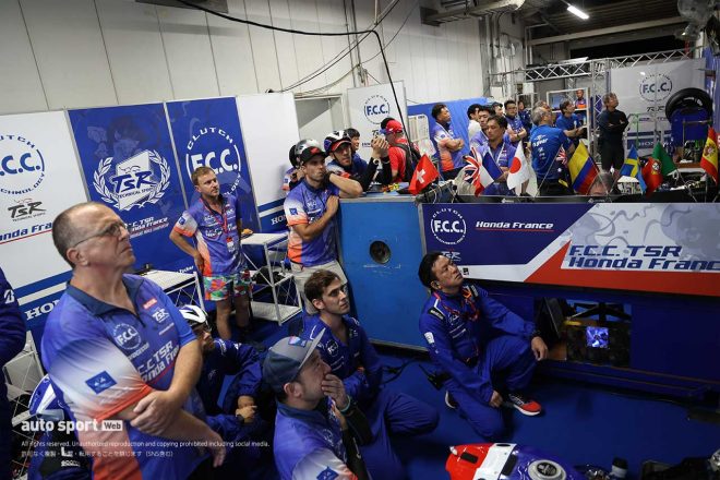 最後のスティントを見守るF.C.C. TSR Honda Franceのスタッフ陣