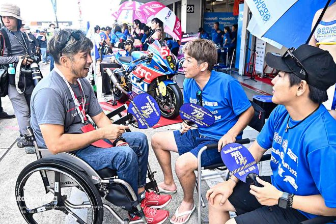 2023鈴鹿8耐：ピットウォーク中にOGURA CLUTCH ORC with RIDE INに 訪れていた青木拓磨
