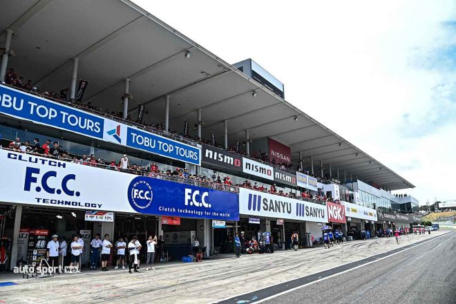 2023鈴鹿8耐：決勝レース前のパドック上に集まる大勢の観客