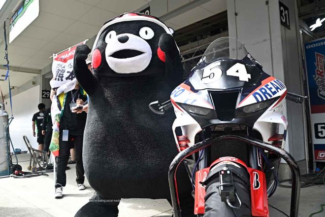 2023鈴鹿8耐：8月6日のピットウォークでGOSHI Racingのピット前に出現したくまモン