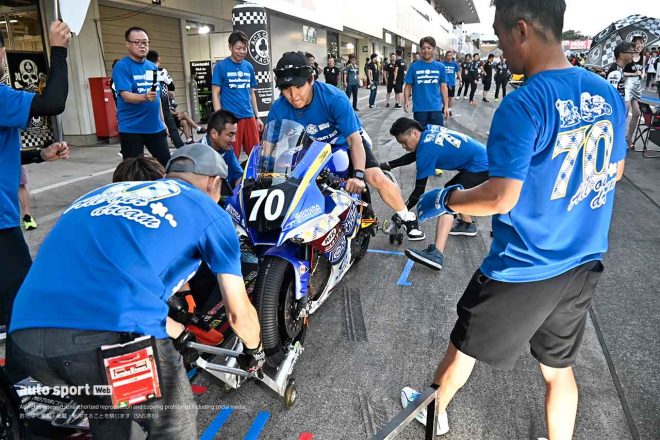 2023鈴鹿8耐：ナイトピットウォーク中にピット練習を行うOGURA CLUTCH ORC with RIDE IN