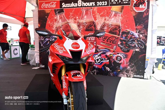 2023鈴鹿8耐：GPスクエアに展示されていたコカコーラのカラーリングをまとったCBR