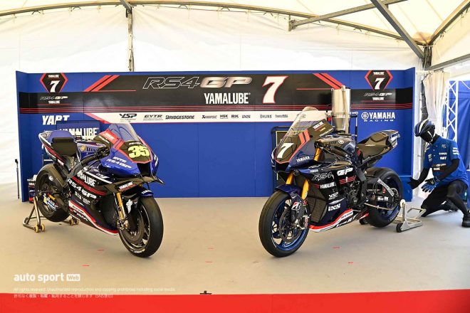 2023鈴鹿8耐：GPスクエアのヤマハブースに展示されていたYZR-M1とYZF-R1