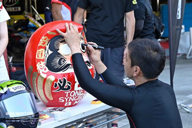 2023鈴鹿8耐：だるまに目を入れるTONE RT SYNCEDGE4413 BMWの 高村嘉寿チーフメカニック