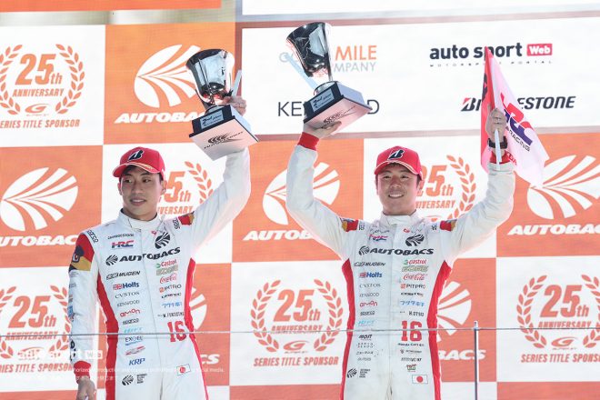 2023スーパーGT第4戦富士　暫定表彰式で笑顔をみせる福住仁嶺と大津弘樹（ARTA MUGEN NSX-GT）