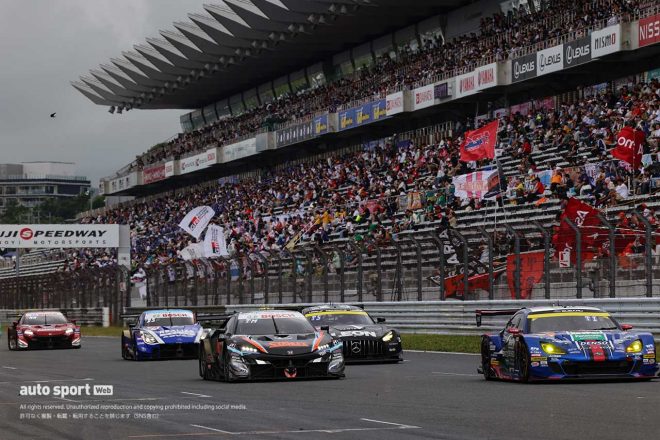 2023スーパーGT第4戦富士　ホームストレートを駆け抜けるマシンたち