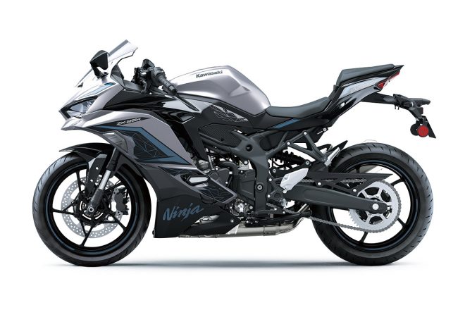 カワサキ『Ninja ZX-25R SE』（メタリックファントムシルバー×エボニー）