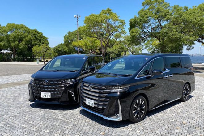 左がアルファード、右がヴェルファイア。グリルとヘッドライトなどのフロントまわりのデザインが異なることで差別化されている。またエンジンラインアップや加飾レベルに差をつけることで、装備機能でもアルファードとヴェルファイアの違いが明確になっている。