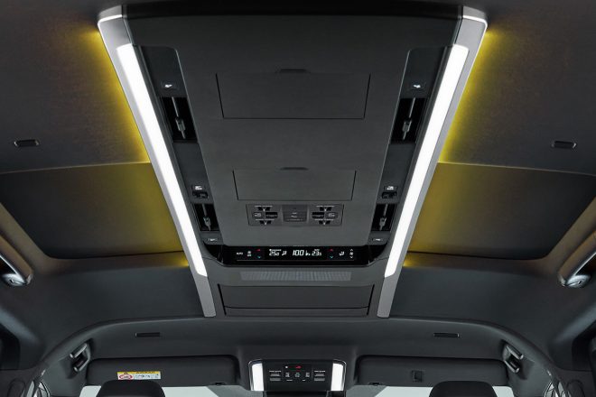 最上級グレードの“エグゼクティブラウンジ”の天井には、サンルーフや左右窓のサンシェードを操作するスイッチが集約されるスーパーロングオーバーヘッドコンソールを配置。操作性の工夫も見所のひとつ。