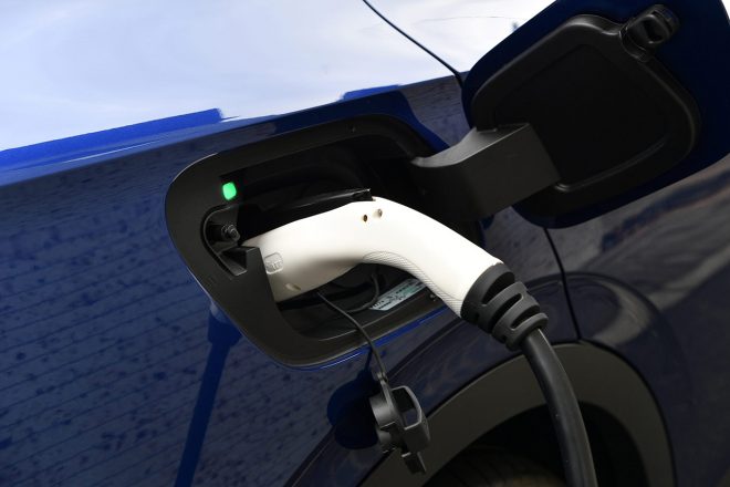 『ID.4 Pro Launch Edition』は、90kWのCHAdeMo急速充電器の場合、バッテリー警告灯が点灯してから80パーセントまでの充電時間が約40分、そして6kWの普通充電を使用した場合はバッテリー残量 0%から満充電までの時間が約13時間かかる。