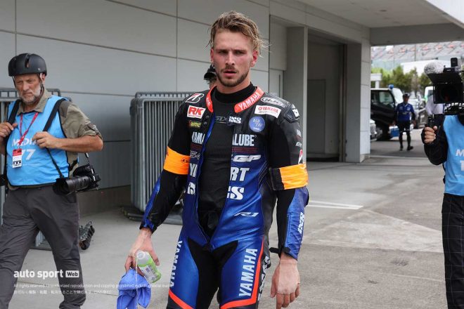 2023鈴鹿8耐：マシンを押して帰ってきたカレル・ハニカ（YART YAMAHA OFFICIAL TEAM EWC）