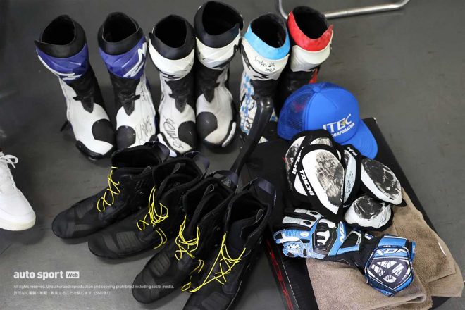 2023鈴鹿8耐：マルセル・シュロッター（S-PULSE DREAM RACING-ITEC）のサイン入り装備品