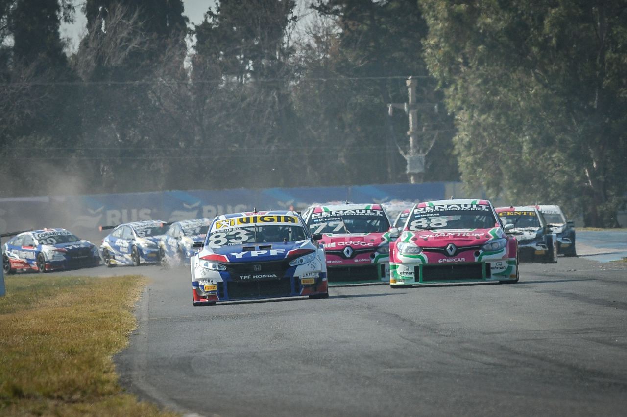 新生YPF Honda RV Racingのエース、ファクンド・アルドゥソ（ホンダ・シビックTC2000）が、レース1スタート直後で勝負に出る