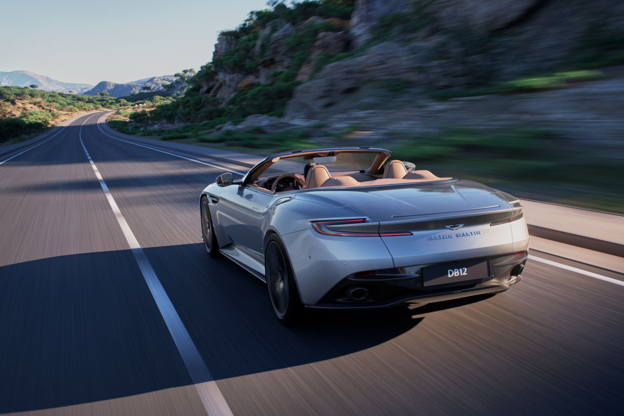 ルーフ操作はオープンが14秒、クローズは16秒で可能。50km/hまでの車速でも、向かい風が吹いていても使用できるほか、クルマから2メートルの範囲であればリモートキーでルーフを開閉可能となっている。